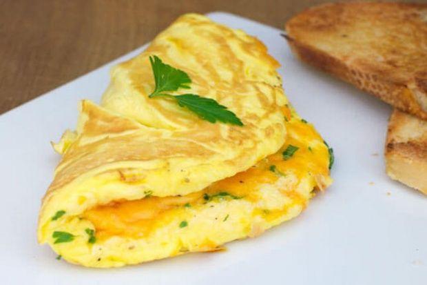 ÜÇ PEYNİRLİ OMLET