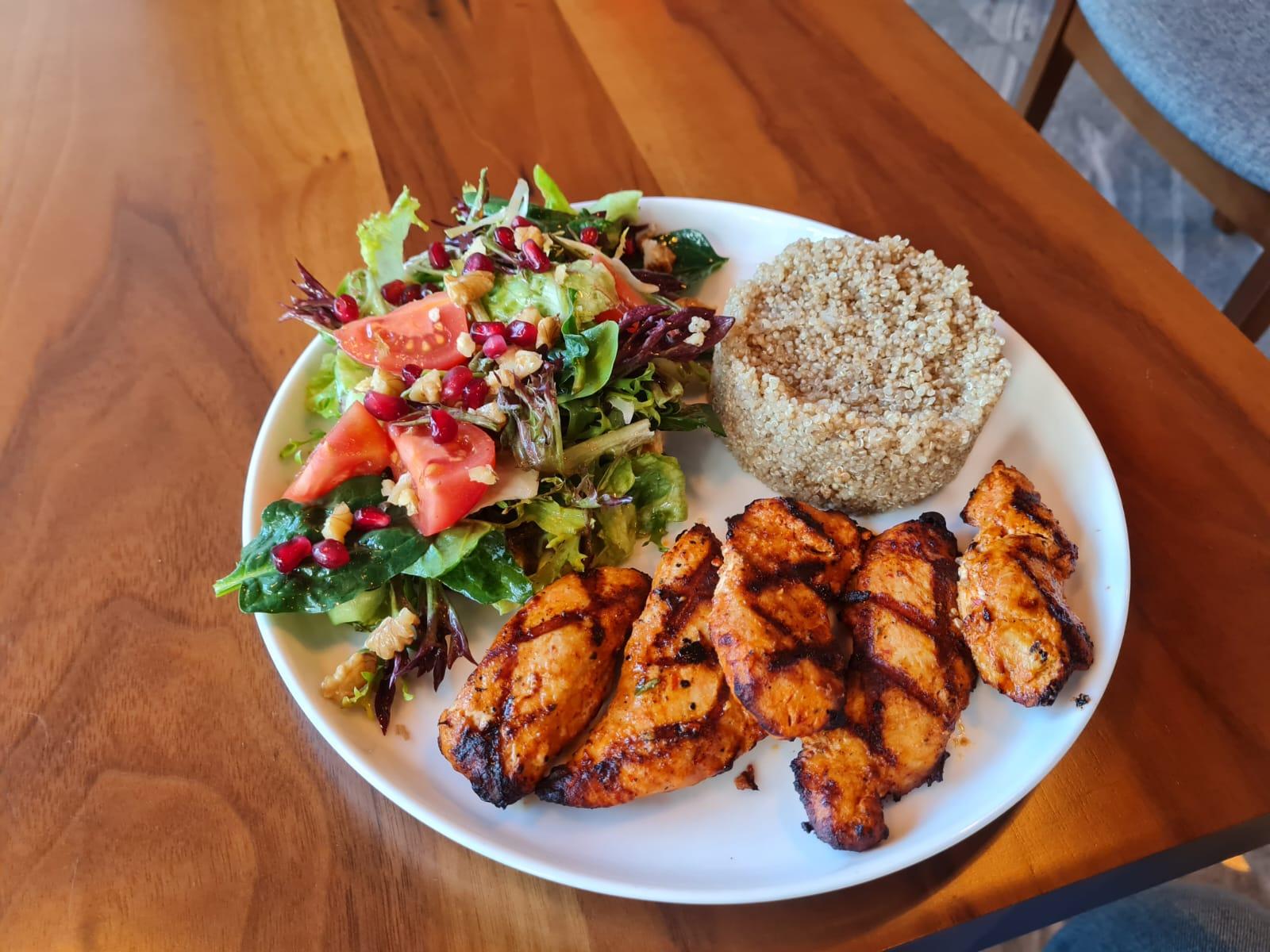 CHICKEN WITH  KINOA & SALAD