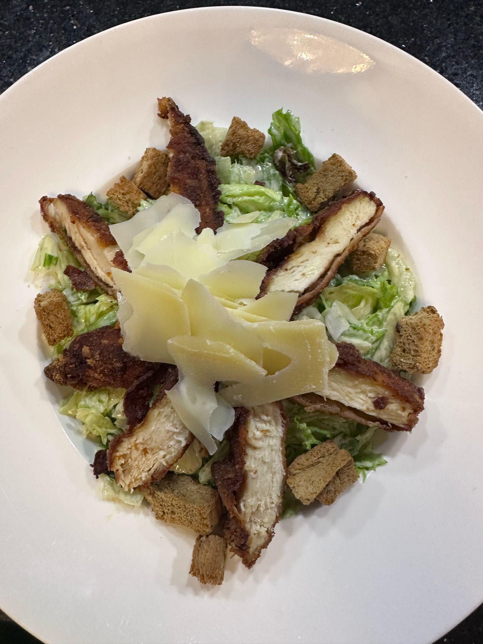 ÇITIR TAVUKLU SEZAR SALATA /CESAR SALAD WITH CRISPY CHICKEN